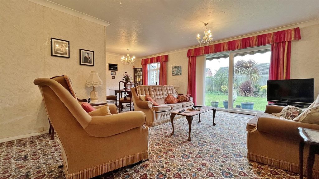 Property photo 3 of 18 Lounge/Diner