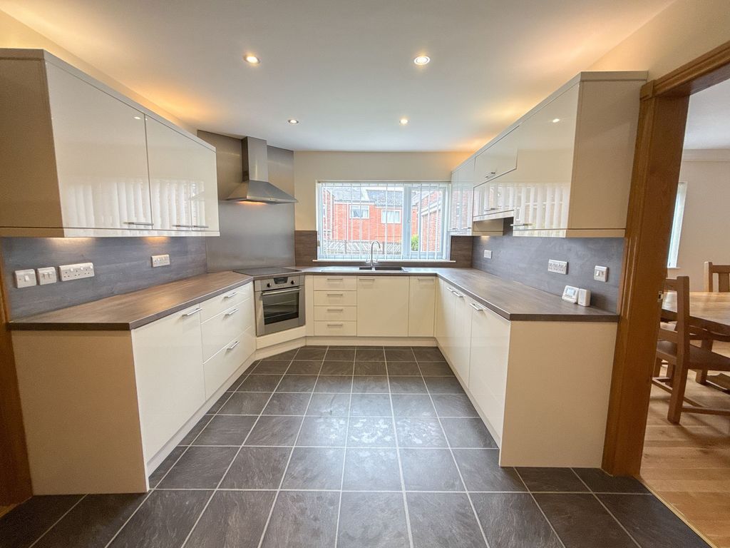 Property photo 3 of 12 Kitchen