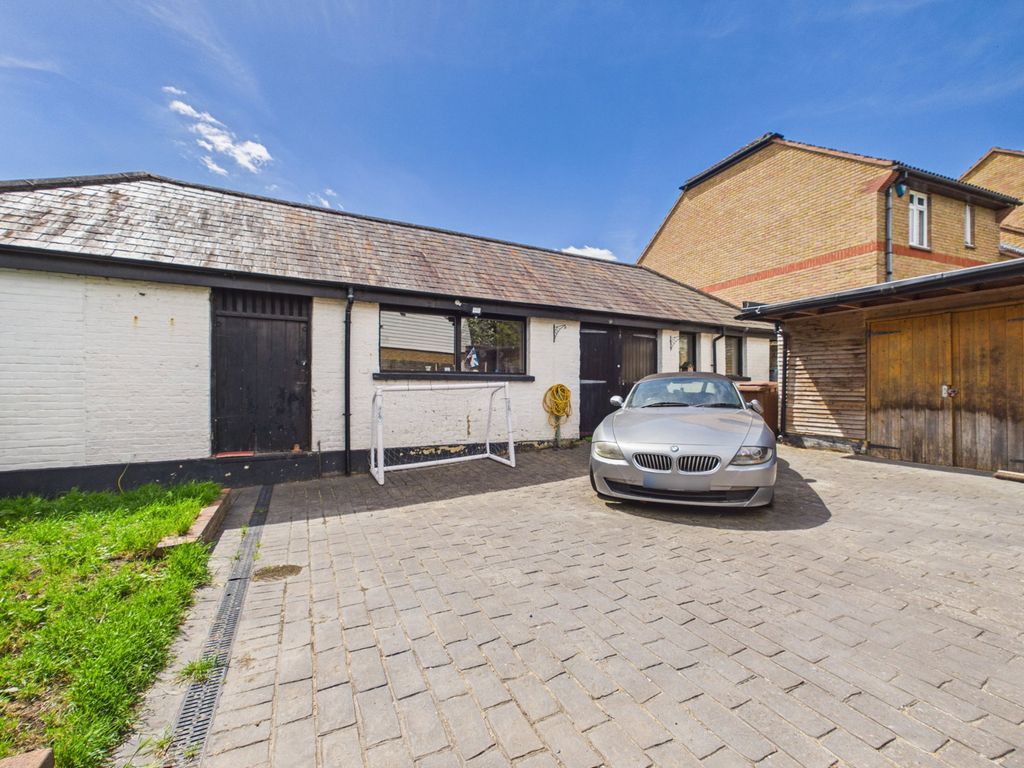 Property photo 2 of 27