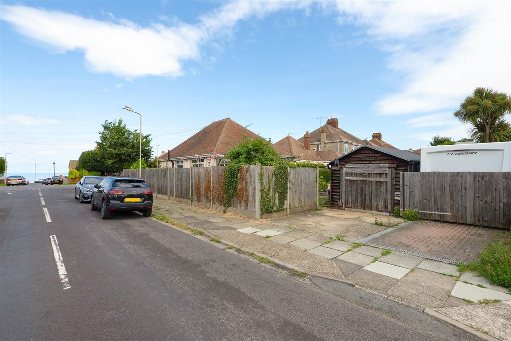 Property photo 2 of 18 The Broadway, Herne Bay
