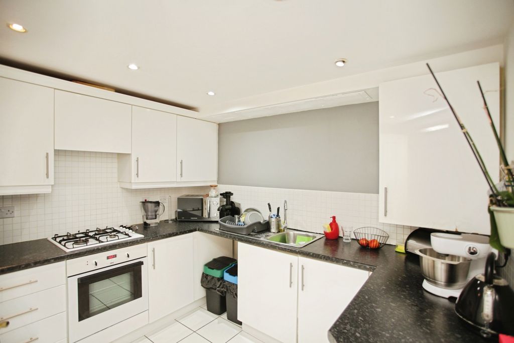 Property photo 3 of 17 Kitchen