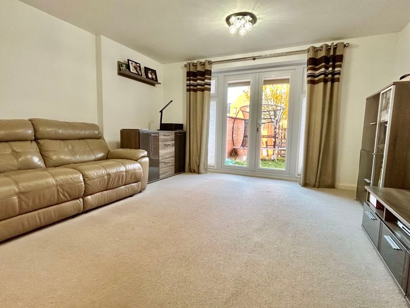 Property photo 3 of 17 Lounge