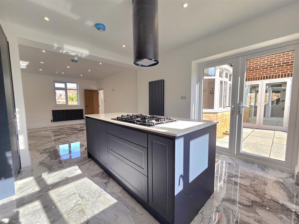 Property photo 2 of 33