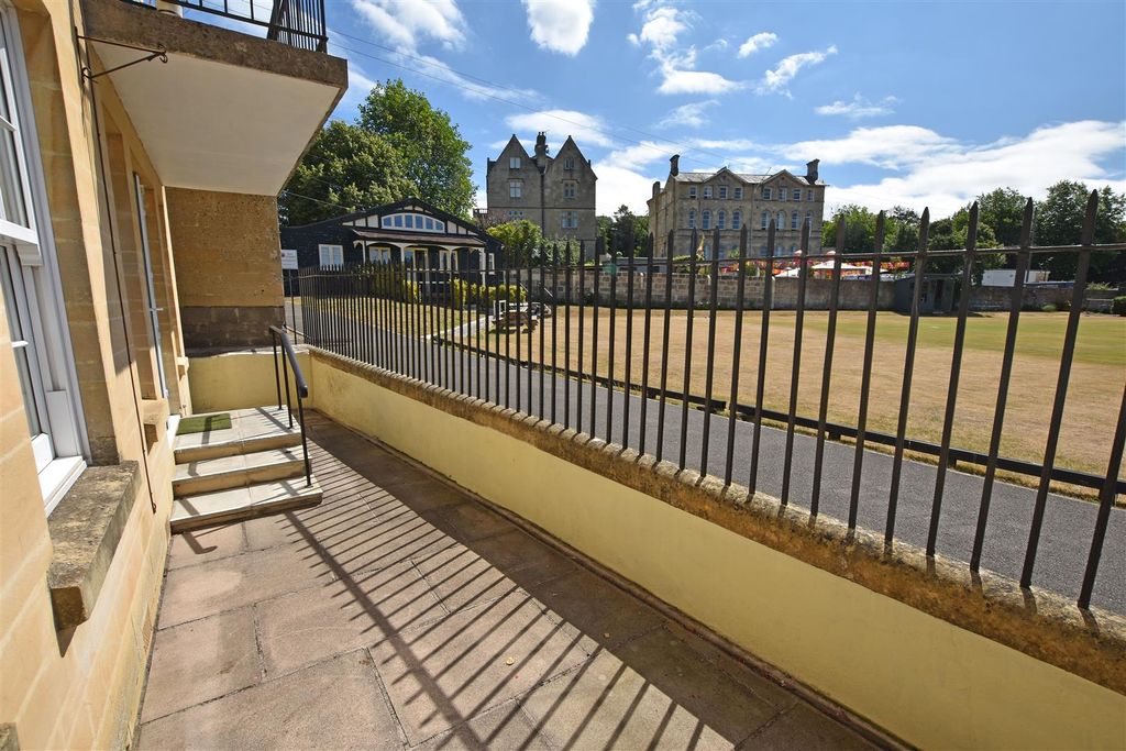 Property photo 2 of 11 Courtyard.Jpg