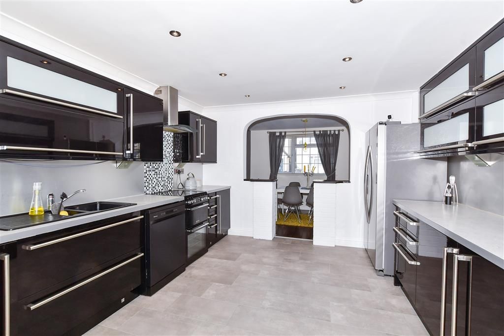 Property photo 3 of 9 Kitchen