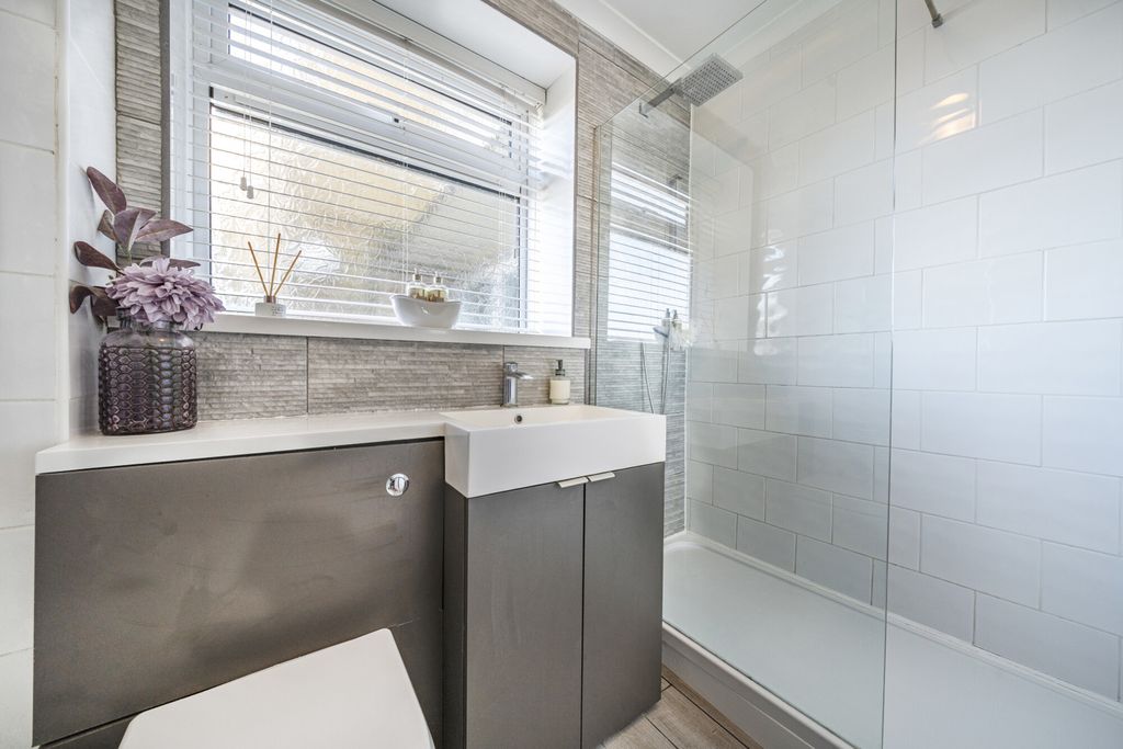 Property photo 3 of 18 Bathroom