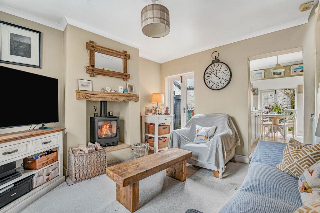 Property photo 2 of 18 Sitting Room