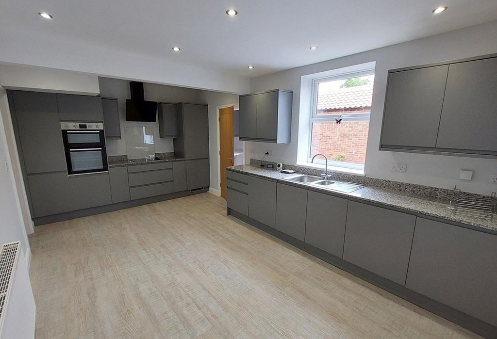 Property photo 3 of 12 Dining Kitchen