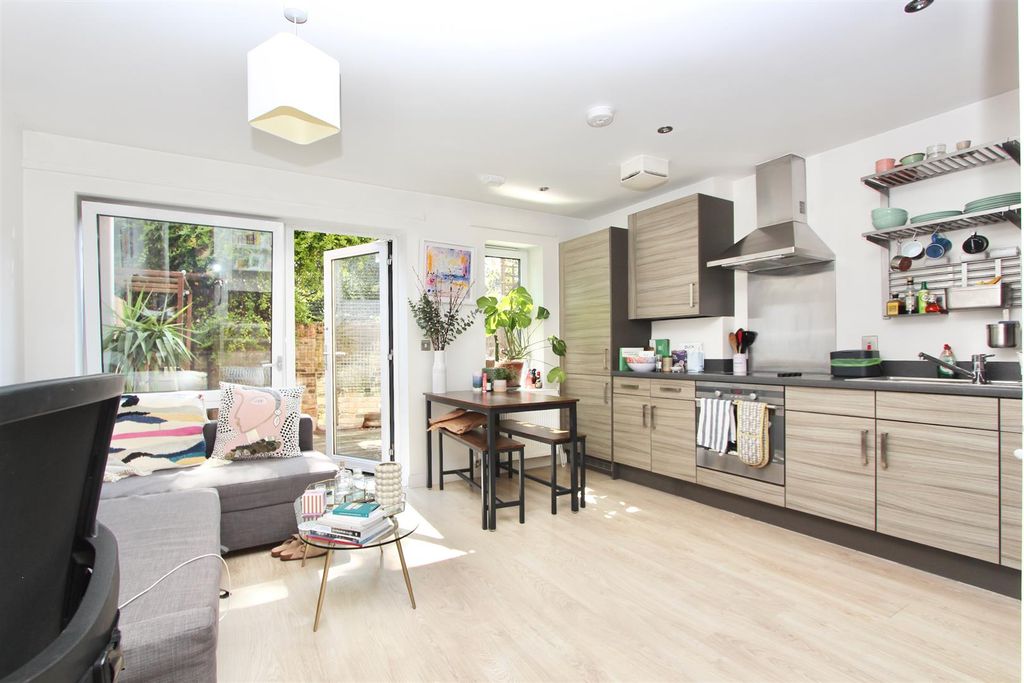 Property photo 1 of 17 Saxony Court, E5
