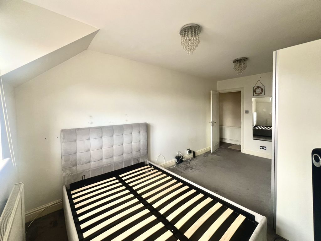 Property photo 3 of 11 Room