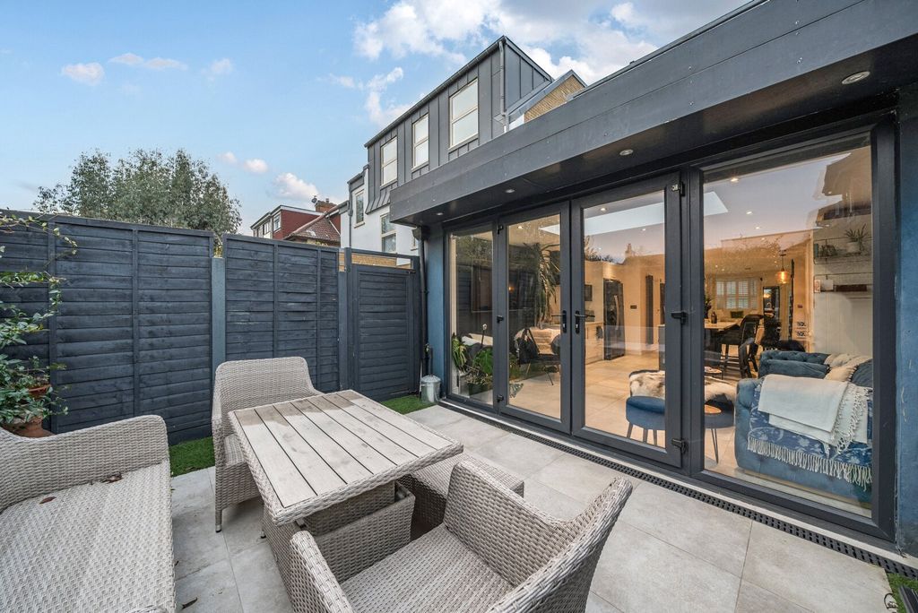 Property photo 2 of 13 Garden