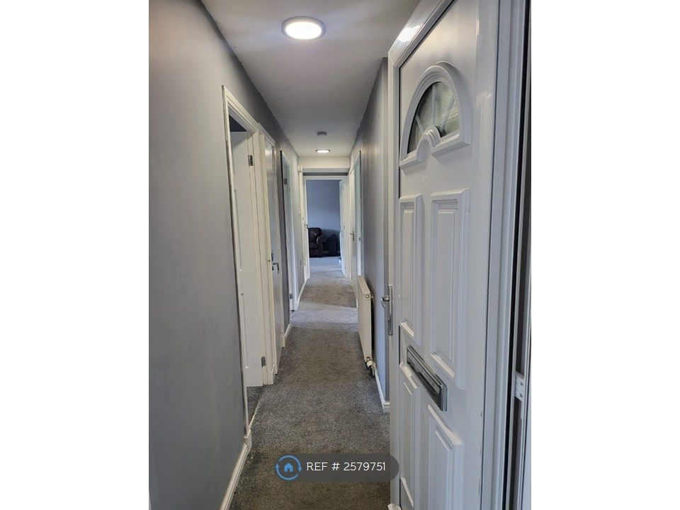 Property photo 2 of 19 Hallway