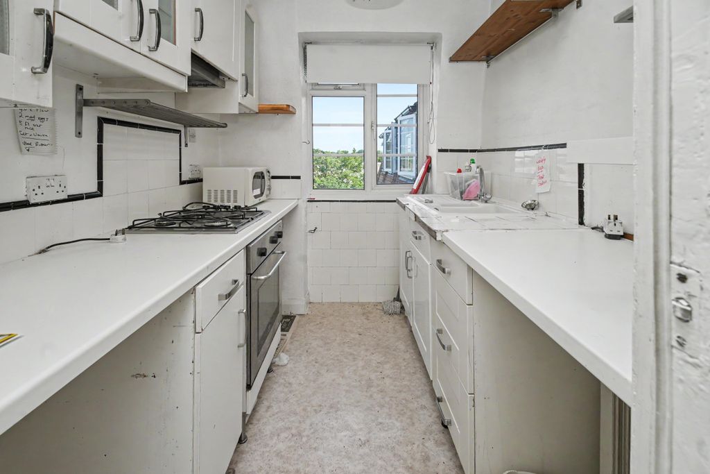 Property photo 3 of 9 60 Grosvenor Court, London Road, Morden, Surrey, Sm4 5Hg