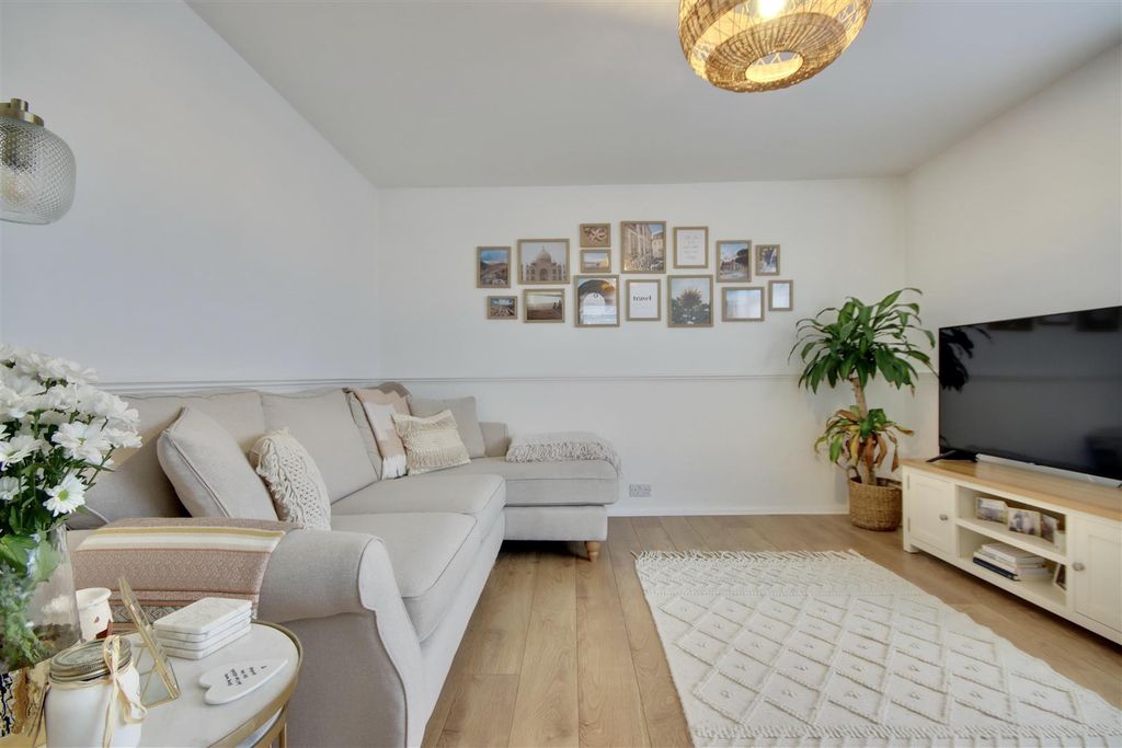 Property photo 1 of 16 063A6F48-65B0-49EE-A292-A94294484Ba7_1_201_A.Jpeg