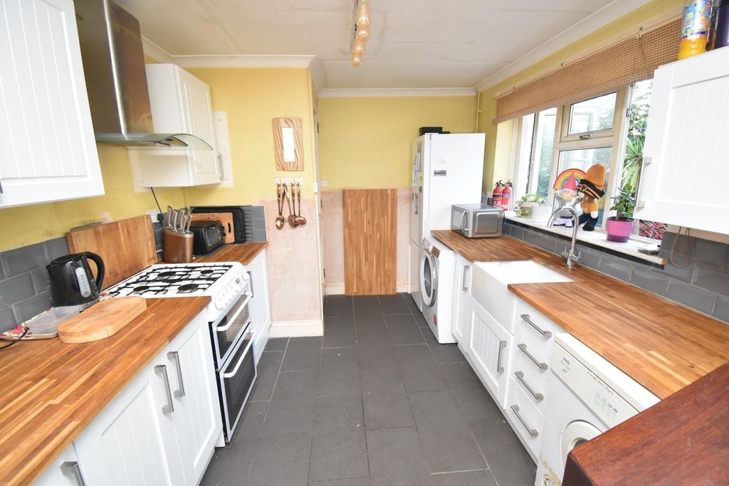 Property photo 2 of 18 Kitchen
