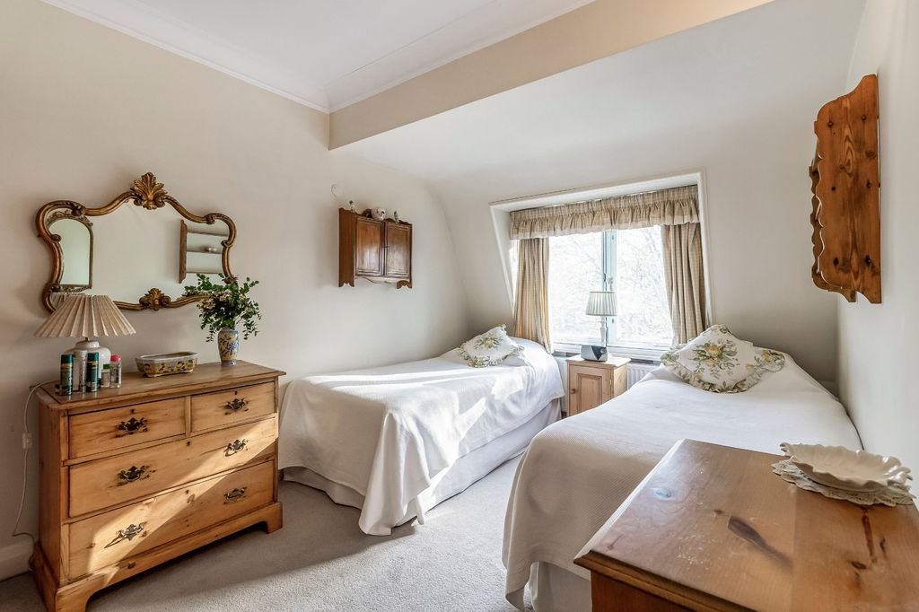 Property photo 3 of 12 Picture 3