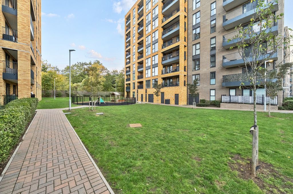 Property photo 2 of 14 1369995-12-68Fba4...