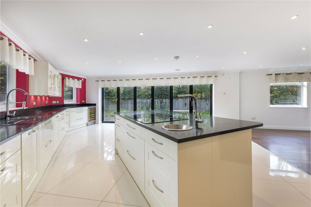 Property photo 3 of 17 Kitchen