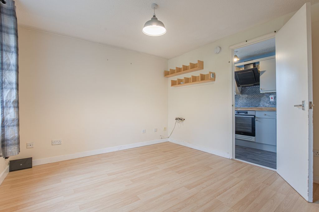 Property photo 2 of 11 Livingangle1