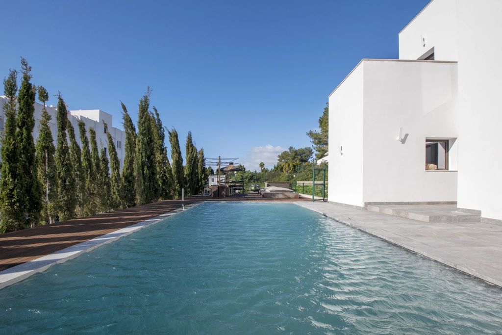 Property photo 1 of 33