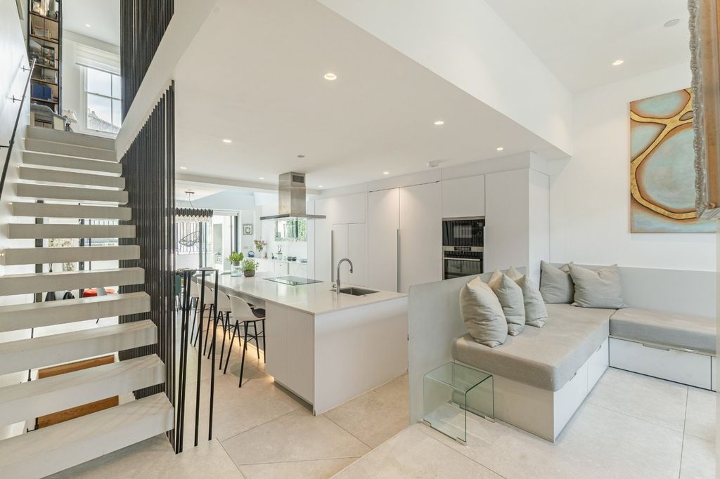 Property photo 1 of 19 Kitchen/Reception