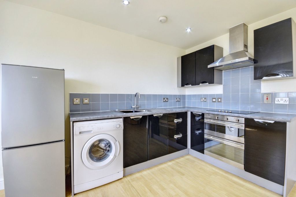 Property photo 3 of 16 Fitted Kitchen