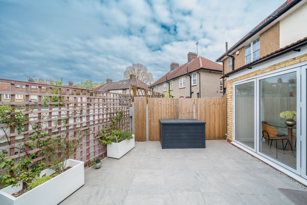 Property photo 2 of 25