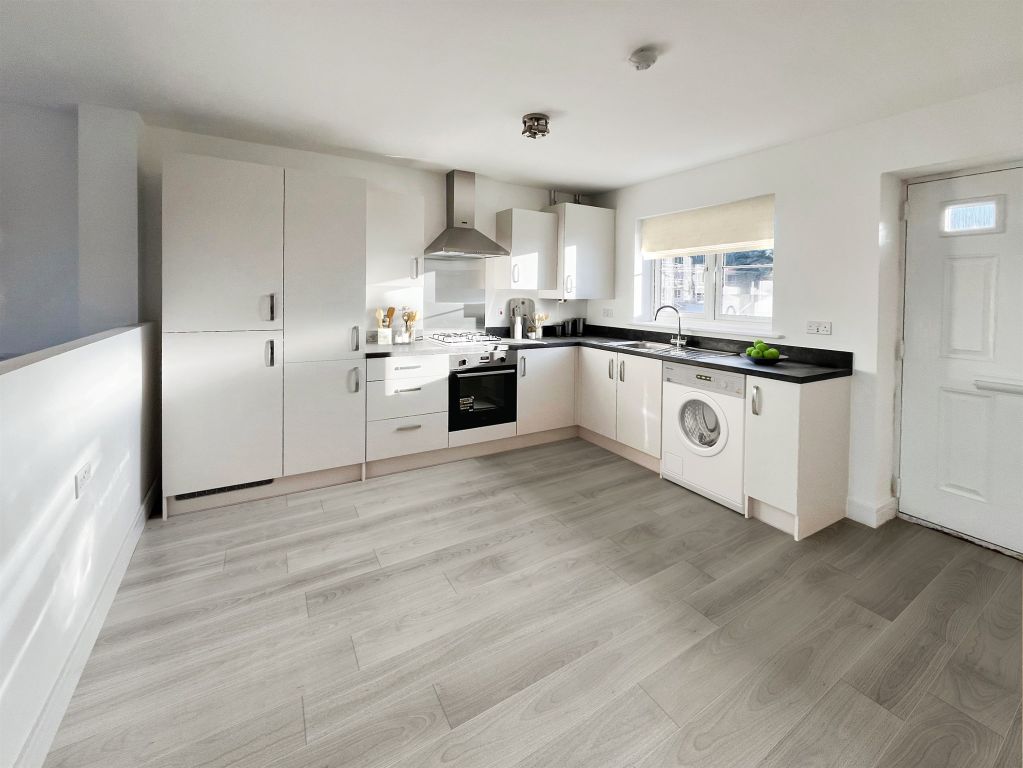 Property photo 3 of 6 Kitchen