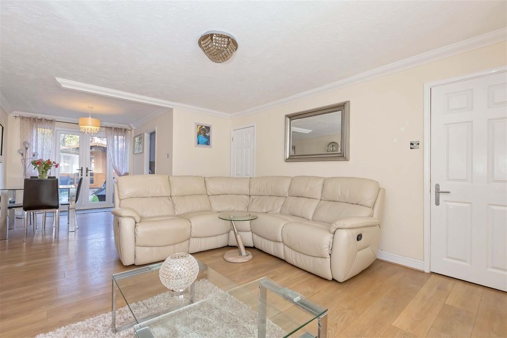 Property photo 3 of 15 Carisbrooke Drive_8.Jpg