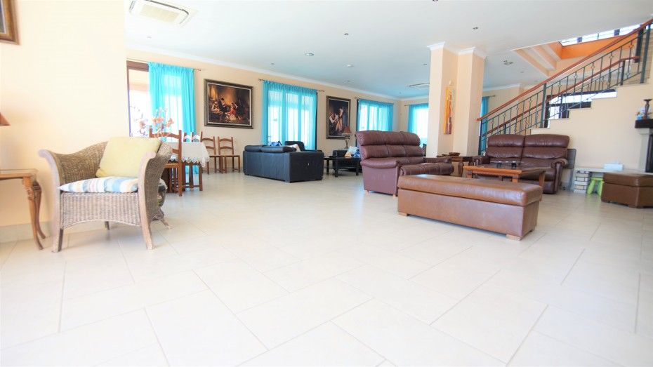 Property photo 2 of 30