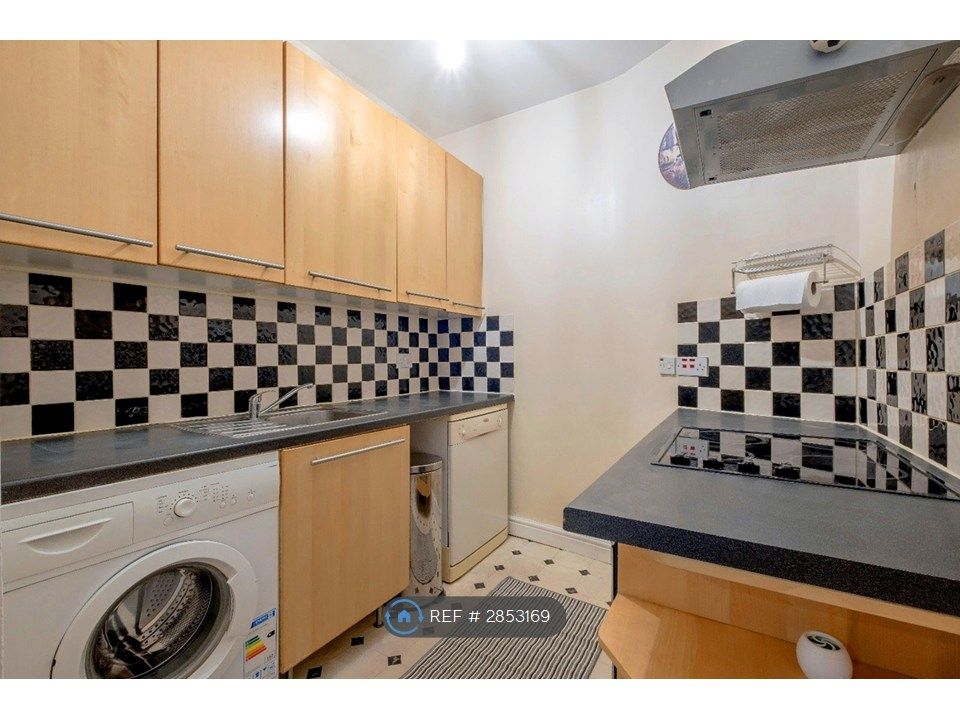 Property photo 3 of 10 Kitchen