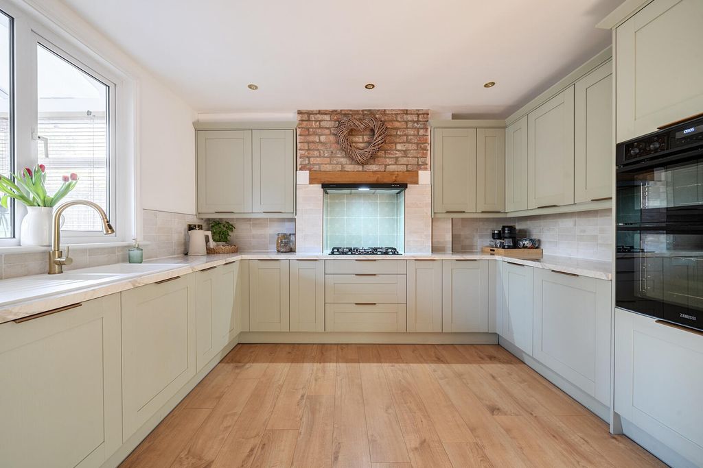 Property photo 2 of 20 Kitchen