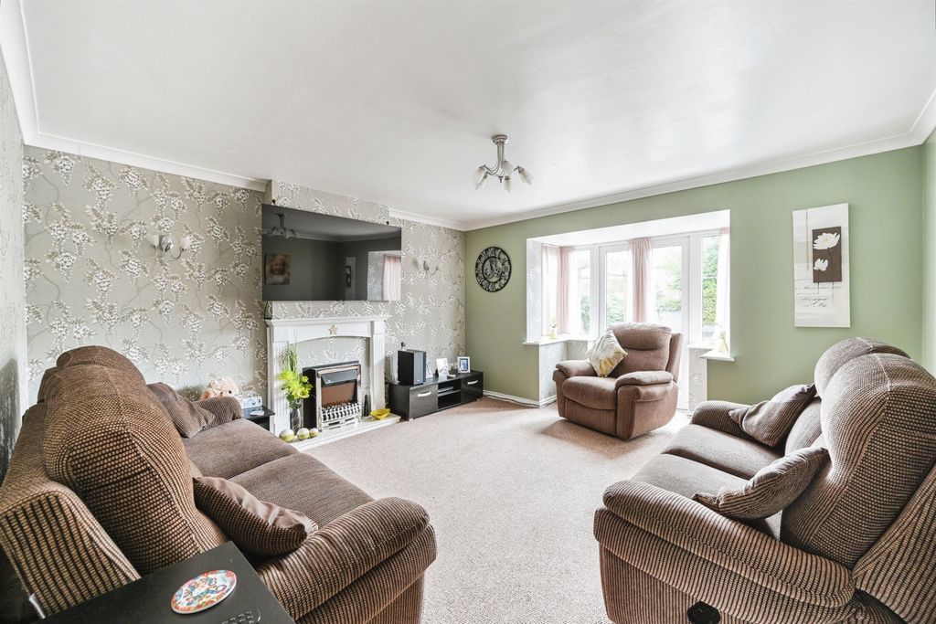 Property photo 3 of 18 Lounge: