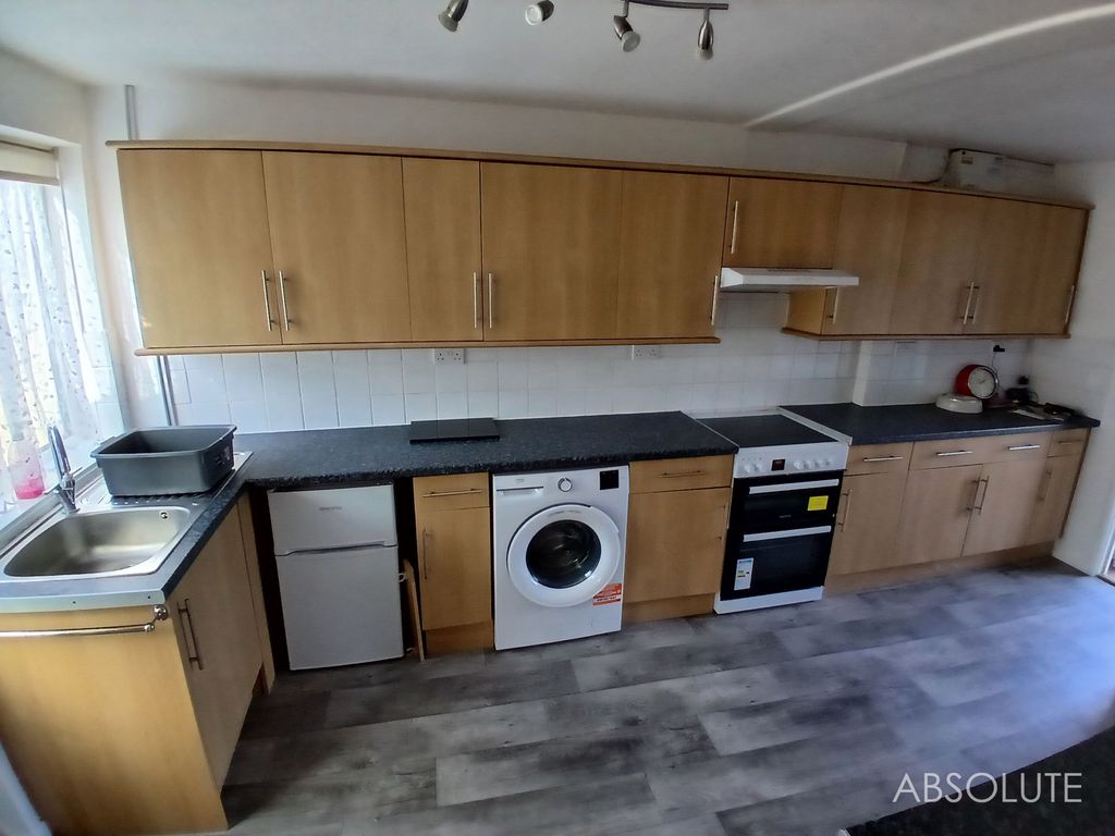 Property photo 3 of 23 Kitchen