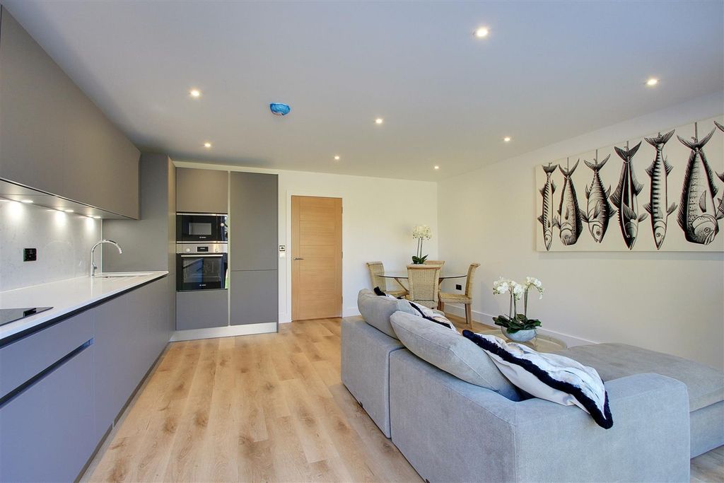 Property photo 3 of 27