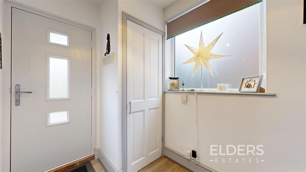 Property photo 3 of 21 Entrance Hall