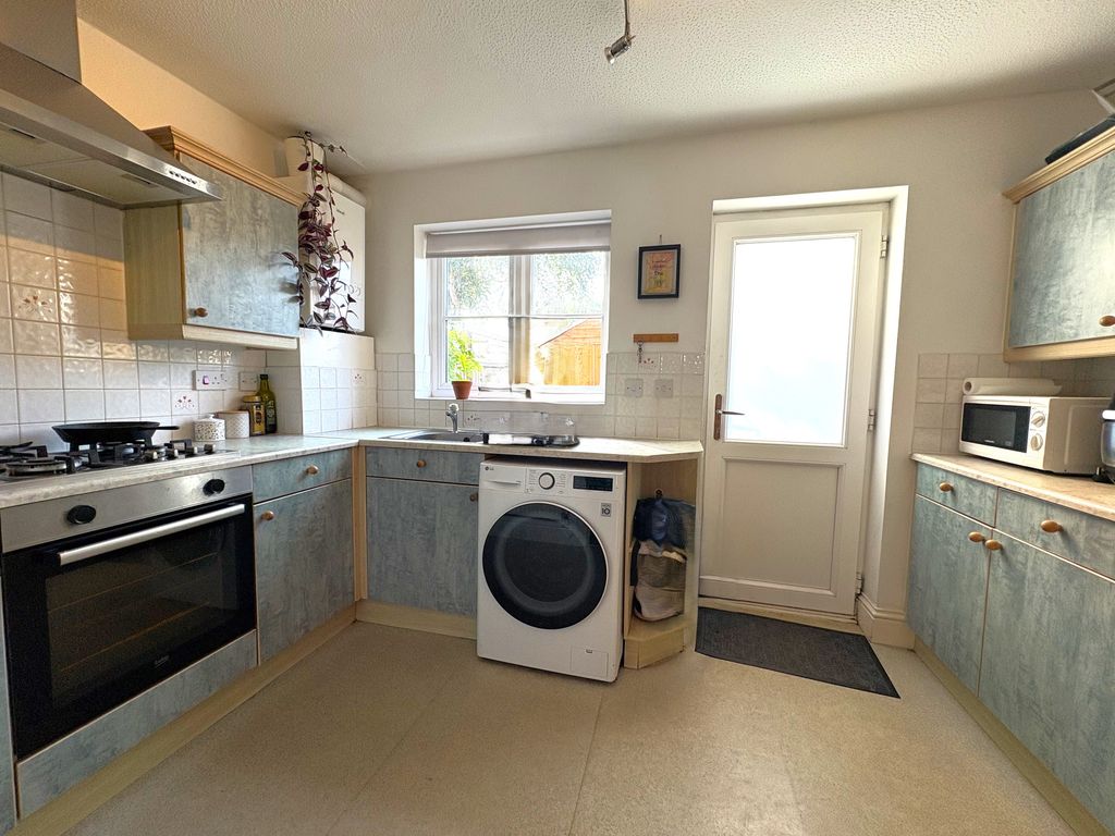 Property photo 3 of 12 Kitchen