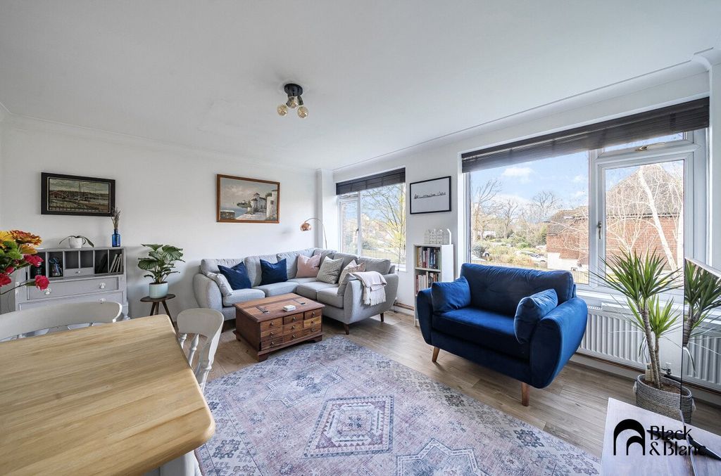 Property photo 1 of 12 Living/ Dining Room