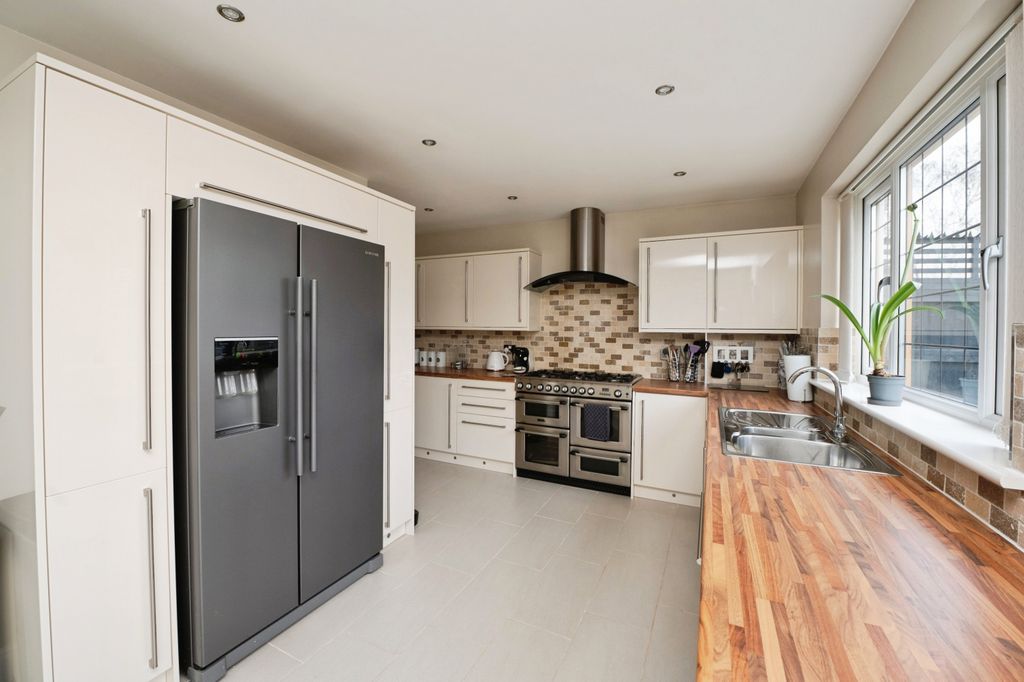 Property photo 3 of 20 Kitchen