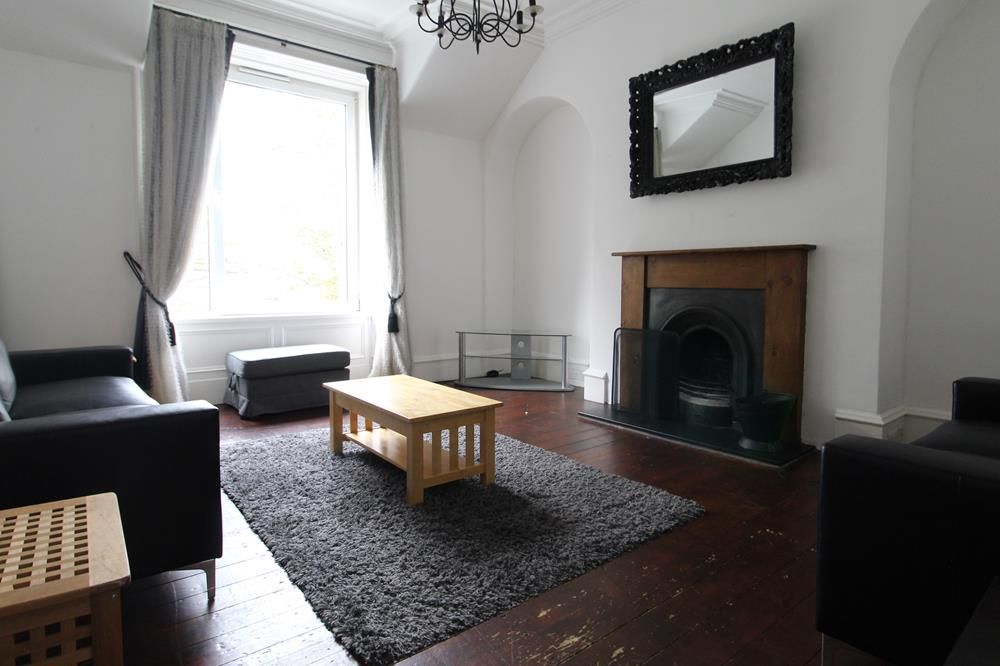 Property photo 1 of 6 Lounge − Updated