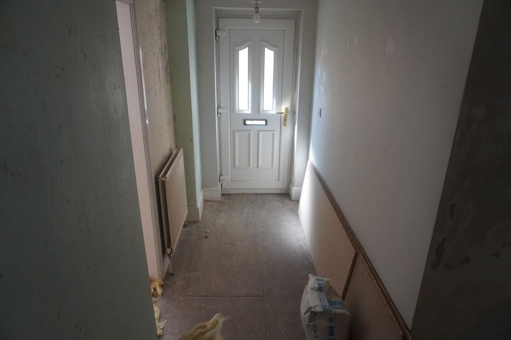 Property photo 2 of 9 Hallway
