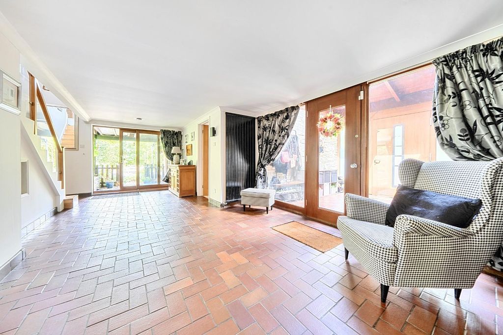 Property photo 3 of 52 Entrance Hall