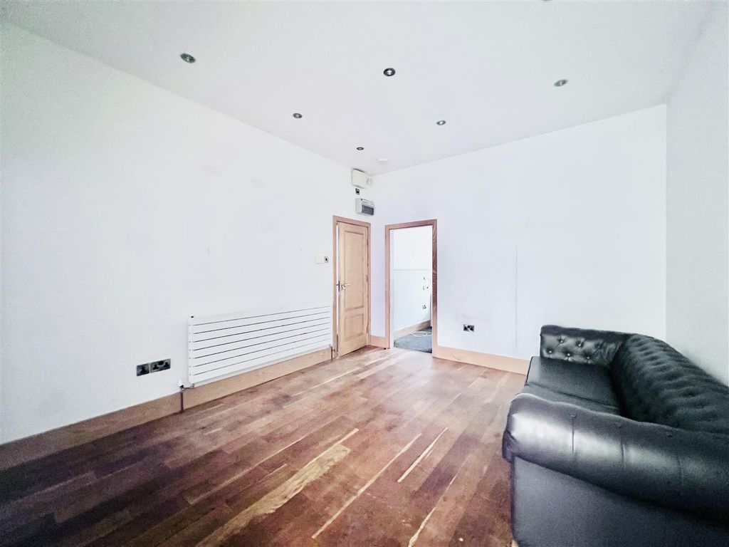 Property photo 3 of 10 Lounge