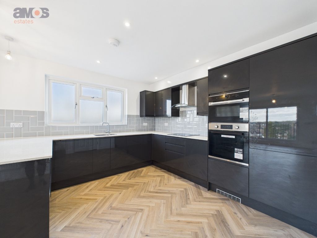 Property photo 2 of 15 4031912