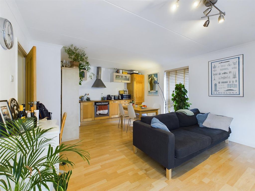 Property photo 2 of 16 Cam02319G0-Pr0042-St