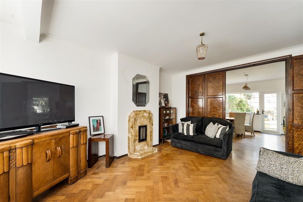 Property photo 2 of 38 Wigram Road, E11