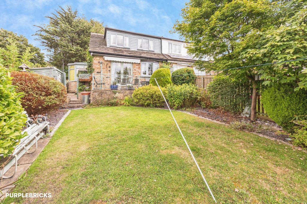 Property photo 1 of 32 Front Garden