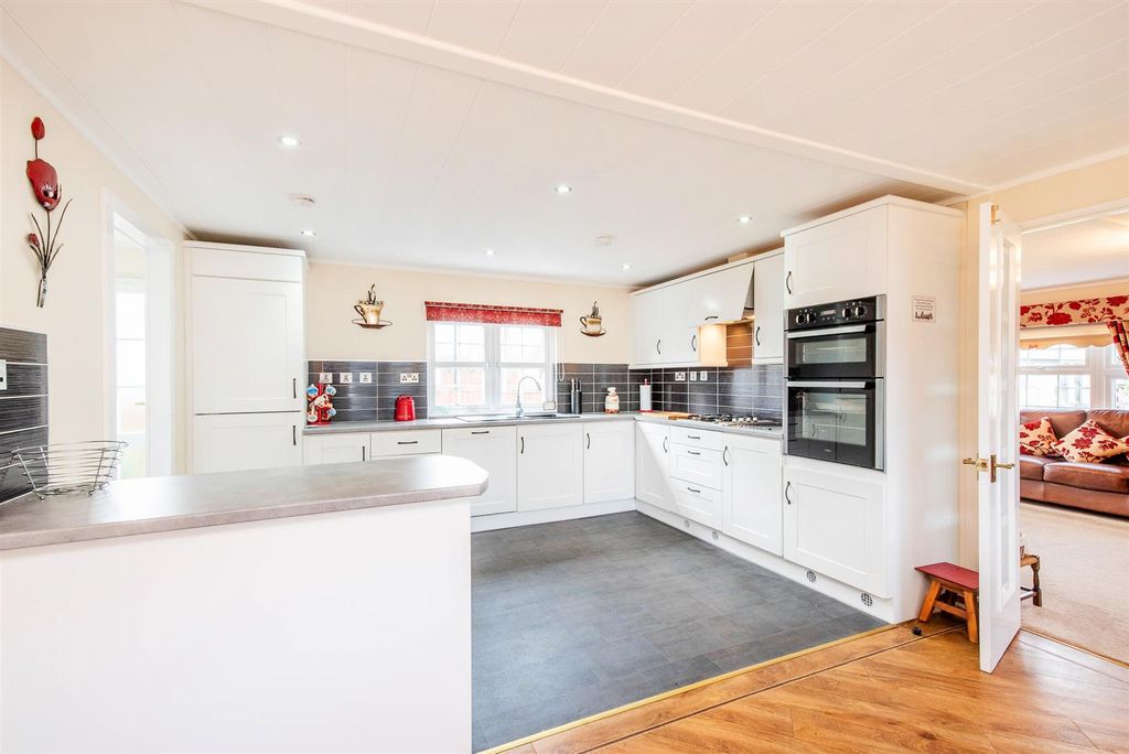 Property photo 3 of 25 Kitchen/Diner