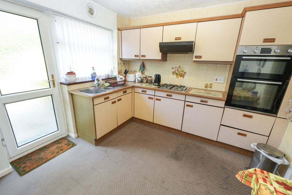 Property photo 3 of 18 Kitchen