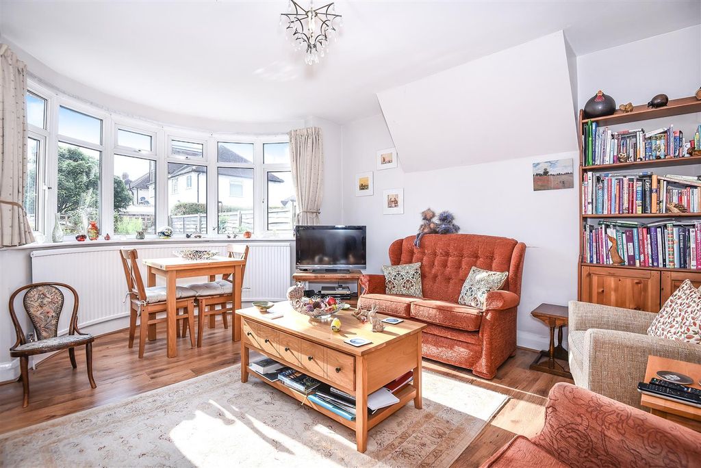 Property photo 2 of 9 Malvern Way - Lounge.Jpg